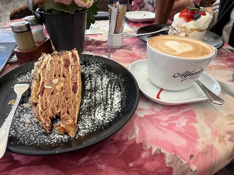 Kaffeezeit Russische Schichttorte