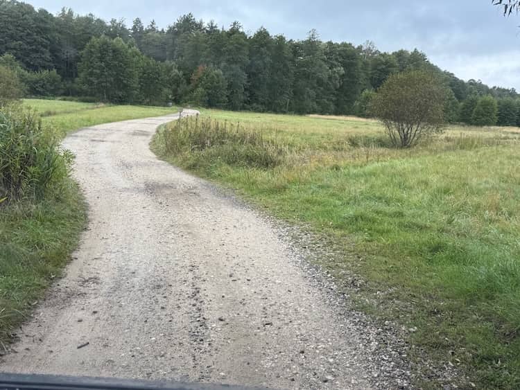 Wieder mal auf Schotterstraße
