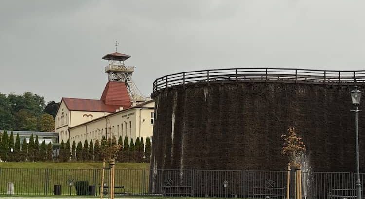 Förderturm und Gradierwerk des Salzbergwerkes in Wielicka