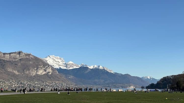 Blick auf den Lac d'Annecy und die Berge