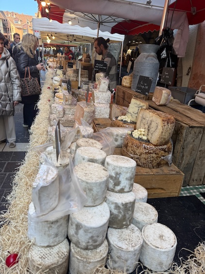 Käsestand auf dem Markt von Annecy