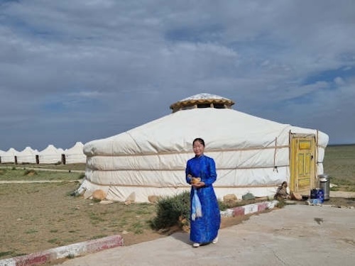 Monglei Jurtenzelt mit Frau