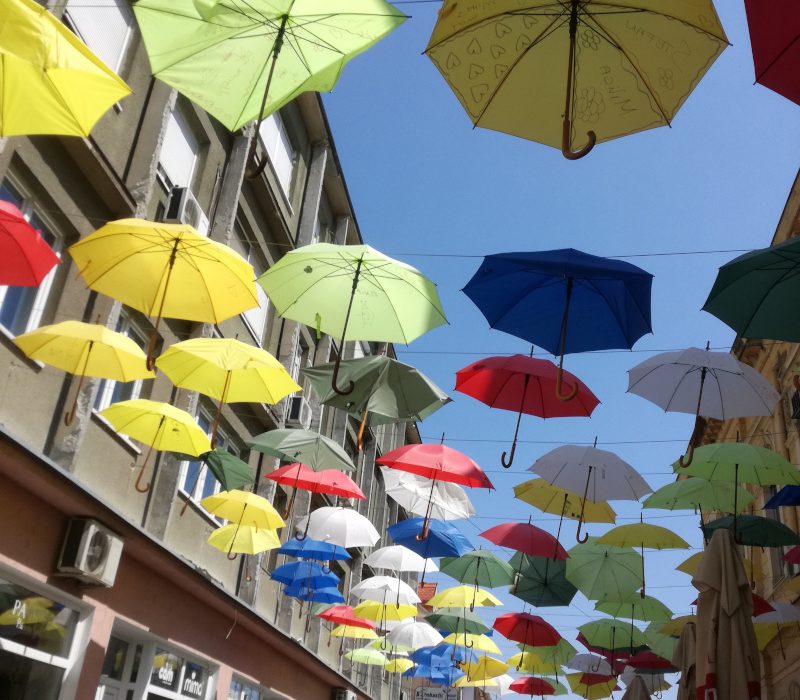 Straßendekoration Regenschirme